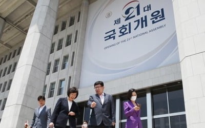 21대 국회 임기 시작…여야 의원들 "정치 바뀌어야"