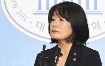 태세전환 윤미향, 딸 김복동 장학금 의혹에 "허위 주장"