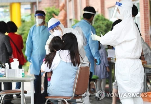 "등교 수업 어쩌죠"…안양 초등생 확진에 학부모들 불안