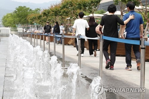 코로나19 재확산 우려에도 주말 서울 도심 곳곳 북적