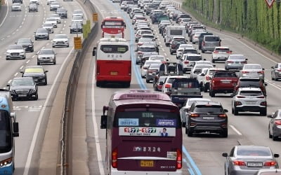 비 그치자 나들이객 '우루루'…서울방향 도로 오후 5시 정체 최대