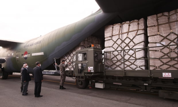 지난 8일 공군 제5공중기동비행단 C-130J 수송기에 6.25 전쟁 참전용사에게 지원할 마스크가 적재되고 있다. 사진=뉴스1