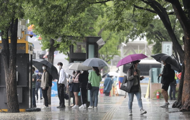 전국적으로 비가 내리는 9일 서울 종로구 광화문광장 일대에서 우산을 쓴 시민들이 걸음을 재촉하고 있다. 사진=뉴스1