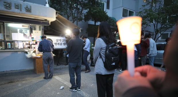 서울 강북구의 한 아파트에서 주민에게 지속적인 괴롭힘과 폭행을 당했다고 주장하는 경비원이 스스로 목숨을 끊는 사건이 발생했다. 11일 오후 해당 아파트 경비실 앞에 차려진 분향소에서 주민들이 사회적 거리두기를 유지하며 애도하고 있다. 경찰에 따르면 경비원 A씨는 전날 새벽 자신의 집에서 숨진 채 발견됐다. A씨는 지난 4월21일부터 최근까지 50대 초반의 아파트 입주민 B씨의 폭행과 폭언에 시달리다가 결국 극단적 선택을 한 것으로 파악됐다. 사진=뉴스1