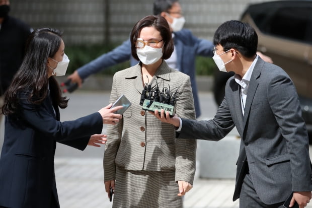 조국 전 법무부 장관의 부인 정경심 동양대 교수가 14일 오전 서울 서초구 서울중앙지방법원에서 열린 '입시비리 사모펀드' 관련 자본시장과금융투자업에관한법률위반 등 공판기일에 출석하고 있다. 사진=뉴스1