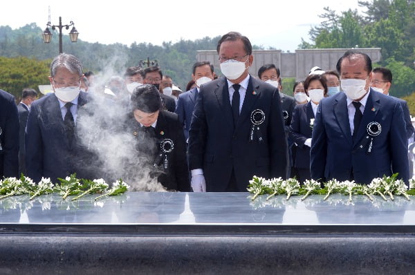 김부겸 더불어민주당 의원이 17일 오전 광주 북구 국립5·18민주묘지에서 열린 추모제에서 참배하고 있다. 사진=뉴스1