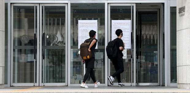휴일인 17일 오후 서울 서대문구 연세대학교에서 학생들이 중앙도서관으로 향하고 있다. 사진=뉴스1