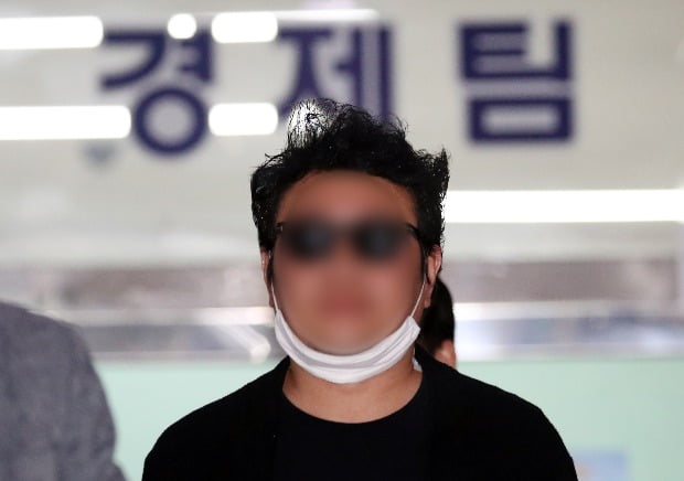 서울 강북의 한 아파트 경비원 폭행 입주민이 서울 강북경찰서에서 피의자 신분으로 조사를 받고 귀가하고 있다.(사진=뉴스1)
