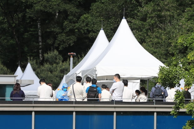 삼성서울병원 주차장에 마련된 선별진료소에서 의료진과 관계자들이 코로나19 검사를 위해 대기하고 있다. 사진=뉴스1