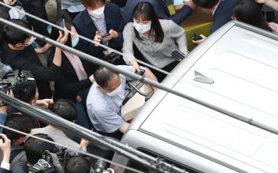 윤미향 두고 엇갈리는 민주당…"압수수색 유감·가짜뉴스 엄벌"