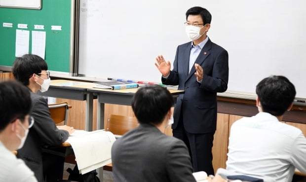 지난 22일 고3 교실을 찾은 이석문 제주교육감(사진=뉴스1)