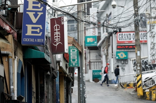 24일 서울 이태원 클럽 거리가 한산하다. 이날 질병관리본부 중앙방역대책본부에 따르면 0시 기준 일일 신종 코로나바이러스 감염증(코로나19) 신규 확진자 수는 25명으로 17명 중 서울 4명, 인천 2명, 경기 5명에 이어 경북에서도 6명의 추가 확진자가 발생했다. 확진자들 중엔 이태원 클럽 관련 확진자로 인한 지역사회 감염 사례가 다수 포함된 것으로 보인다. 사진=뉴스1