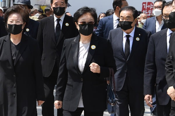 한명숙 전 국무총리가 23일 오전 경남 김해시 진영읍 봉하마을에서 열린 고 노무현 전 대통령 서거 11주기 추도식으로에 참석하기 위해 이동하고 있다. 사진=뉴스1