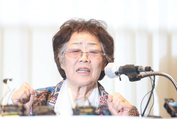 일본군 위안부 피해자인 이용수 할머니가 25일 오후 대구 수성구 인터불고 호텔에서 두 번째 기자회견을 열어 입장 발표를 하고 있다. (사진=뉴스1)
