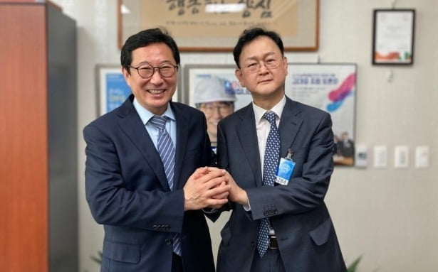 김한정 의원(왼쪽)이 현대자동차 임원 출신 도보은 보좌관을 새로 영입했다.  /김한정 의원 페이스북