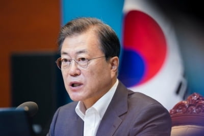 문 대통령 "한숨 돌리나 했더니…종교 소모임 자제해야"