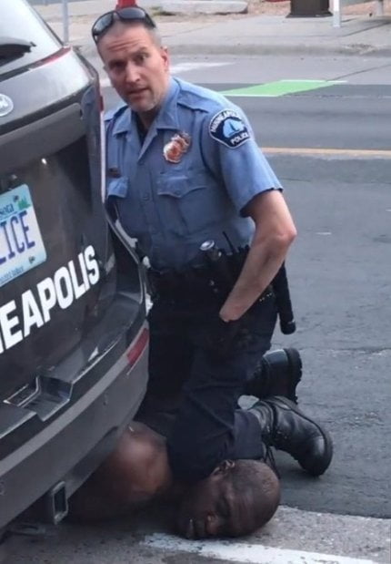 지난 25일(현지시간) 미국 미네소타주 미니애폴리스에서 경찰이 비무장 상태인 흑인 조지 플로이드의 목을 무릎으로 누르고 있다. 조지 플로이드는 인근 병원으로 옮겨졌지만 결국 숨졌다. [사진=AP 연합뉴스]
