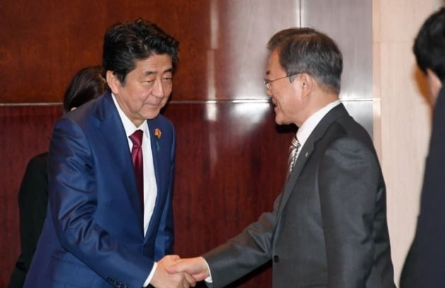 아베 신조 일본 총리와 문재인 대통령 [사진=연합뉴스]