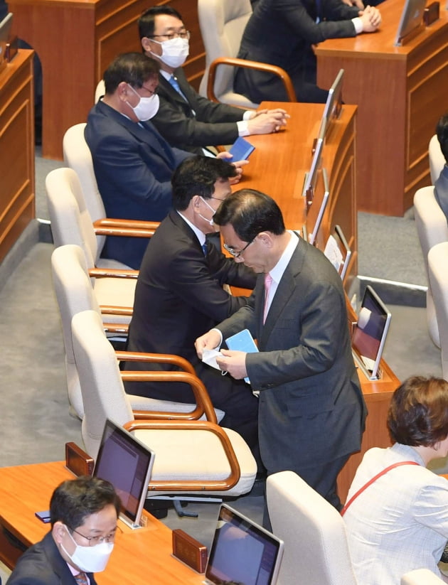 주호영 통합당 원내대표가 5일 국회 본회의장을 나서고 있다.
신경훈 기자 khshin@hankyung.com