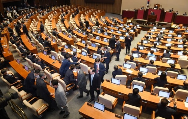 국회는 5일 21대 국회의 첫 임시국회를 열고 민주당 박병석 의원과 김상희 의원을 국회의장과 부의장으로 각각 선출했다. 미래통합당은 본회의장에 입장한 뒤 국회의장 및 부의장 선출에 앞서 퇴장했다. 주호영 통합당 원내대표 등 통합당 의원들이 퇴장하고 있다. /사진=신경훈 기자 khshin@hankyung.com