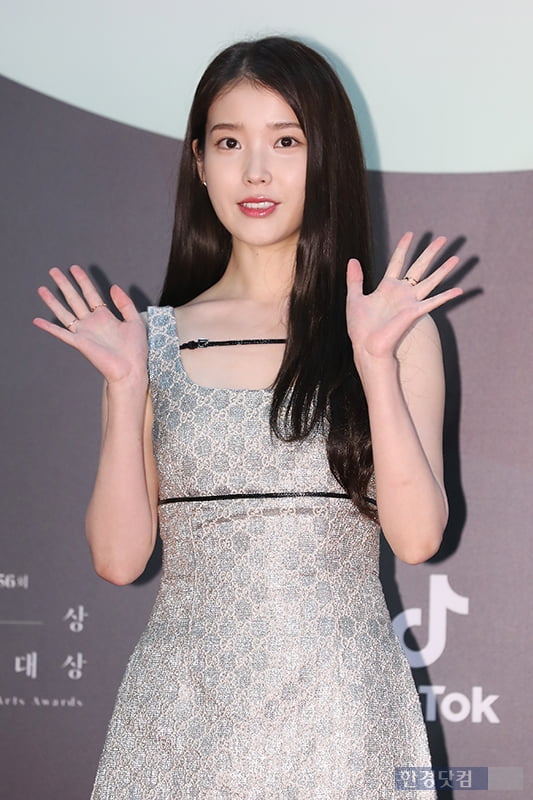 [포토] 아이유, '가수로 왔을까요? 배우로 왔을까요?'(백상예술대상)