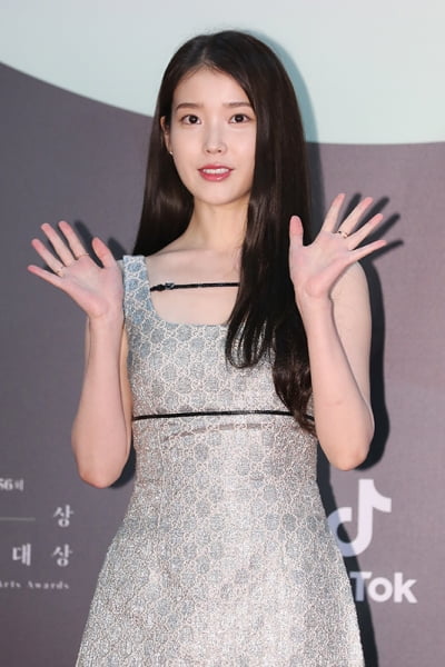 [포토] 아이유, '가수로 왔을까요? 배우로 왔을까요?'(백상예술대상)