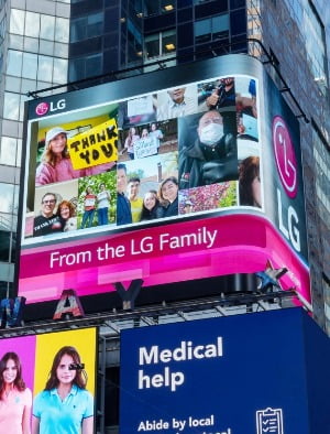 뉴욕 타임스퀘어의 LG전자 전광판에 미국법인 임직원들이 만든 '땡큐' 메시지가 나오고 있다. / 사진=LG전자 제공