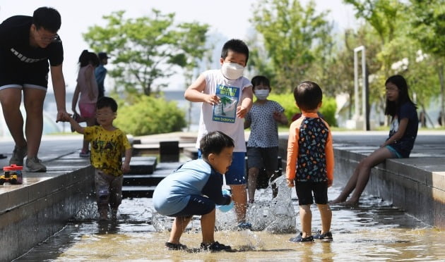 한여름 날씨를 보인 7일 오후 서울 여의도 마포대교 인근 한강에서 어린이들이 즐거운 시간을 보내고 있다. 김범준 한국경제신문 기자 bjk07@hankyung.com