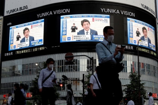 지난달 25일 일본 도쿄 신주쿠의 한 대형 전광판에 아베 신조 총리의 코로나19(신종 코로나바이러스 감염증) 긴급사태 해제 관련 기자회견 방송이 비치고 있다. /사진=연합뉴스