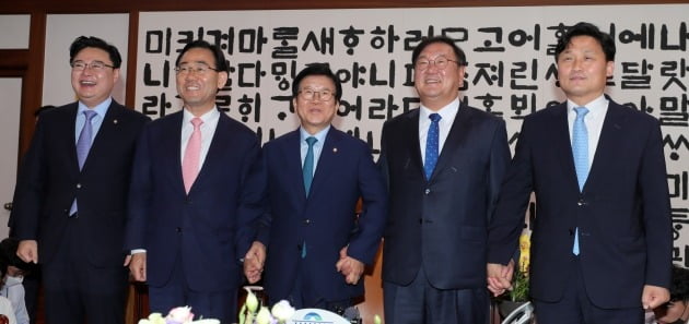 김영진 더불어민주당 원내총괄수석부대표(오른쪽 부터), 김태년 원내대표, 박병석 국회의장, 주호영 미래통합당 원내대표, 김성원 원내수석부대표가 8일 국회 의장실에서 상임위원회 구성을 논의하기 위해 만나고 있다. /연합뉴스