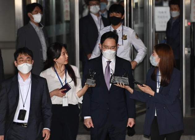 불법 경영 승계 의혹을 받는 이재용 삼성전자 부회장이 8일 서초구 서울중앙지방법원에서 열린 구속 전 피의자 심문(영장실질심사)을 마친 뒤 법정을 나서고 있다. /김범준기자 bjk07@hankyung.com