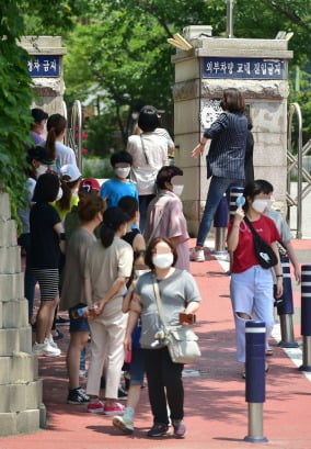 9일 오전 인천시 미추홀구의 한 초등학교에 다니는 학생이 신종코로나 바이러스 감염증(코로나19) 확진 판정을 받았다. 학부모들 초조한 모습으로 아이들을 기다리고 있다. 사진=뉴스1
