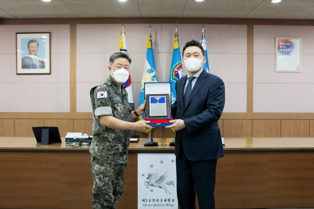 대선주조, '장병 위문품 기부' 공군 제5공중 기동비행단 감사패