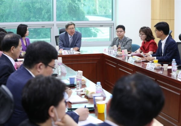 박형준 전 미래통합당 공동선거대책위원장이 10일 오전 서울 여의도 국회 의원회관에서 열린 미래통합당 초선의원 공부모임 '명불허전'에서 강의를 하고 있다. /사진=뉴스1