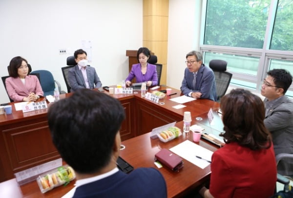 박형준 전 미래통합당 선거대책위원장이 10일 오전 서울 여의도 국회 의원회관에서 열린 미래통합당 초선의원 공부모임 '명불허전'에서 강의를 하고 있다. /사진=뉴스1