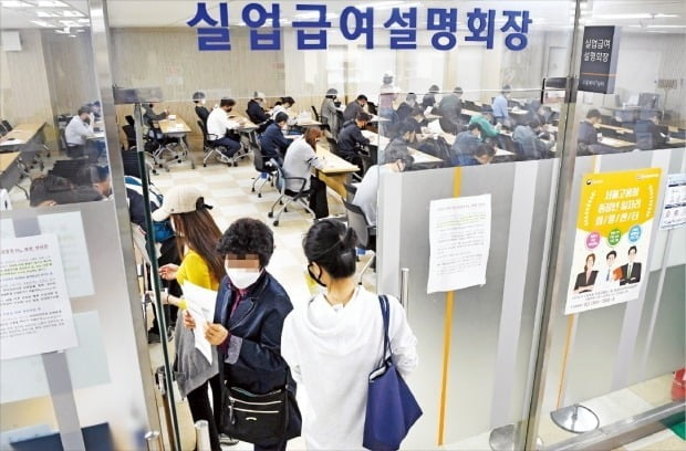 5월 실업률 '역대 최악'…취업자 수 3개월 연속 감소
