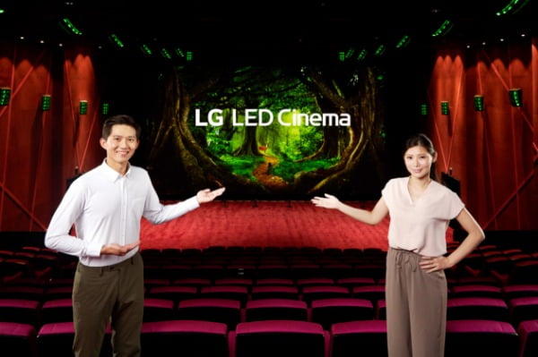11일 LG전자 모델이 대만 영화관 체인 ‘쇼타임 시네마’의 LED 상영관에 적용한 'LG LED 시네마 디스플레이'를 소개하고 있다/사진제공=LG전자