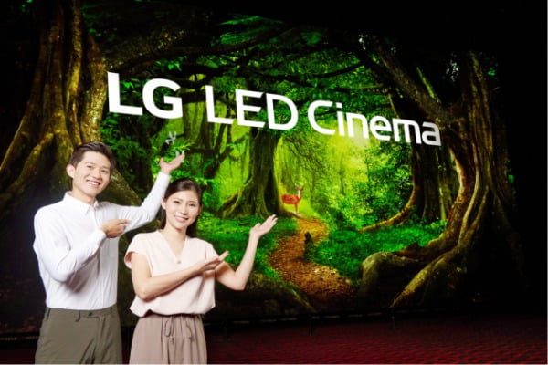 11일 LG전자 모델이 대만 영화관 체인 ‘쇼타임 시네마’의 LED 상영관에 적용한 'LG LED 시네마 디스플레이'를 소개하고 있다/사진제공=LG전자