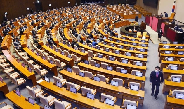 미래통합당 김성원 원내수석부대표가 12일 국회 본회의에서 의사진행발언을 마친 뒤 자리로 돌아가고 있다. 이날 미래통합당은 여야 원구성 합의 불발로 본회의에 김성원 부대표만 참석했다./김범준기자 bjk07@hankyung.com