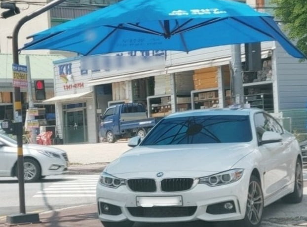 '내 차는 소중하니까' 도로 위 그늘막 차지한 얌체 운전자 [아차車]