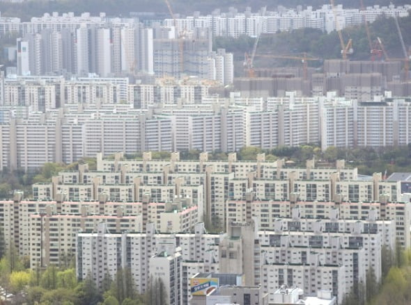 낡은 동을 존치하라는 요구를 받은 서울 송파구 잠실주공 5단지 전경. 뉴스1 제공 