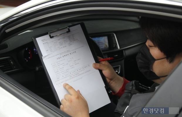 이두성 케이카 주임이 영등포직영점에 매입된 K5를 점검하고 있다. 사진=오세성 한경닷컴 기자