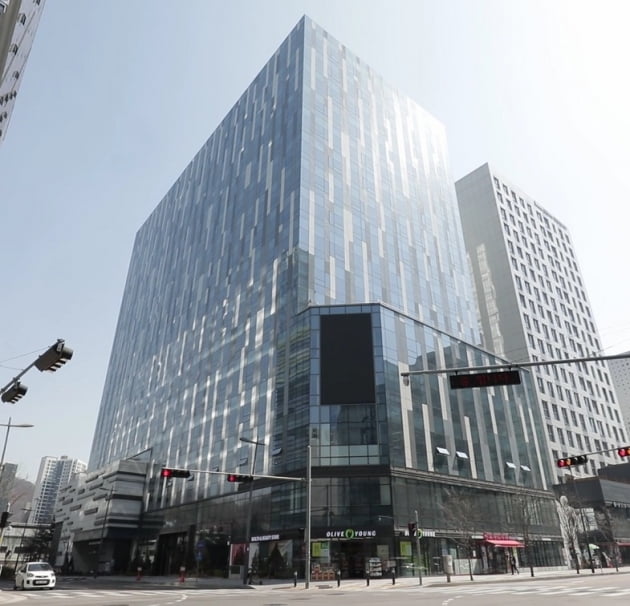 CJ프레시웨이는 오는 20일 근로환경 효율성 개선을 위해 서울 마포구 월드컵북로 소재 에스시티(S-CITY) 빌딩으로 사옥을 옮긴다고 15일 밝혔다. 신사옥 외경/ 사진=CJ프레시웨이 제공
