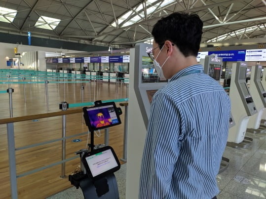 인천공항 1여객터미널 출국장에 설치된 발열체크 로봇 모습. 인천공항공사 제공 
