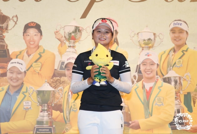 [포토]1위 수상 후 포즈 취하는 최혜진