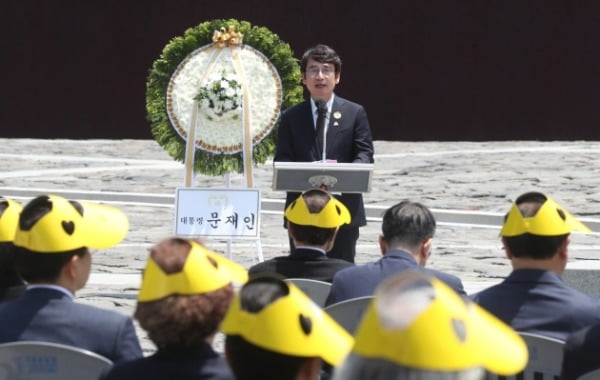 유시민 노무현재단 이사장이 지난달 23일 경남 김해시 진영읍 봉하마을에서 열린 노 전 대통령 서거 11주기 추도식에서 감사 인사하고 있다. /사진=연합뉴스