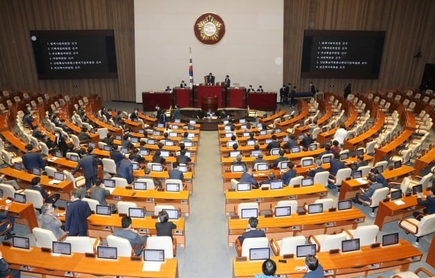 민주당은 지난 15일 본회의를 열고 미래통합당과 합의없이 법사위원장을 비롯한 6개 상임워원장을 단독으로 선출했다. /뉴스1