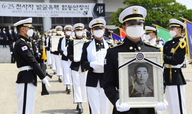 19일 대전 유성구 국립대전현충원에서 열린 '6·25 전사자 발굴유해 합동안장식'에서 고인의 영현이 봉송되고 있다. 이날 故 임병호 일등중사(화살머리고지 전투), 故 김진구 하사(화살머리고지 전투), 故 정영진 하사(화살머리고지 전투), 故 서정돈 일병(현리전투)의 6·25 전쟁 전사자 발굴 유해 합동 안장식이 거행됐다./대전=김범준기자 bjk07@hankyung.com