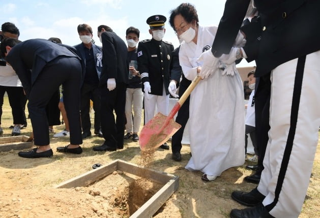 19일 대전 유성구 국립대전현충원에서 열린 '6·25 전사자 발굴유해 합동안장식'에서 고(故) 김진구 하사 부인 이분애(87세)씨가 허토하고 있다. 이날 故 임병호 일등중사(화살머리고지 전투), 故 김진구 하사(화살머리고지 전투), 故 정영진 하사(화살머리고지 전투), 故 서정돈 일병(현리전투)의 6·25 전쟁 전사자 발굴 유해 합동 안장식이 거행됐다./대전=김범준기자 bjk07@hankyung.com