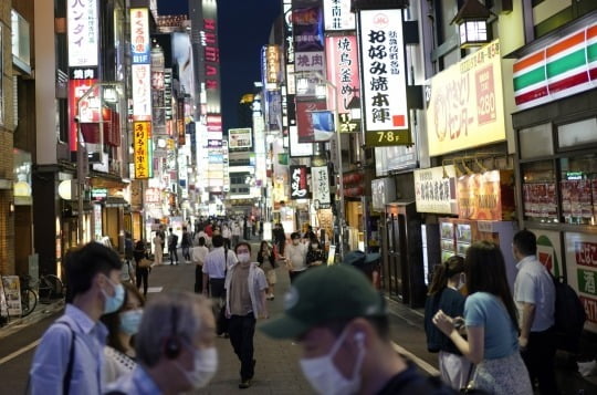 일본 도쿄도(東京都)가 클럽이나 라이브하우스 등 모든 술집 음식점의 휴업 요청을 19일부터 전면 해제하기로 했다./사진=EPA